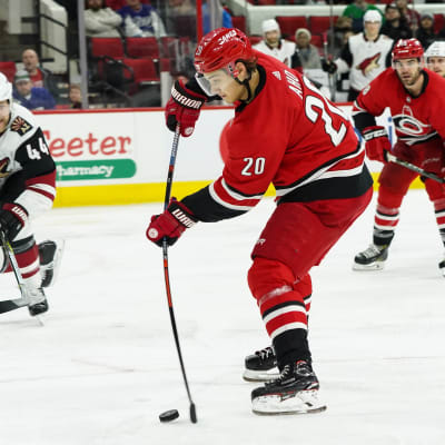 Sebastian Aho gör Carolinas 3–0-mål.