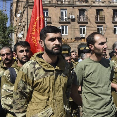 Frivilliga samlades på ett torg i Armeniens huvudstad Jerevan på söndagen för att bege sig till Nagorno-Karabach, för att försvara utbrytarrepubliken som också kallas  Republiken Artsach.