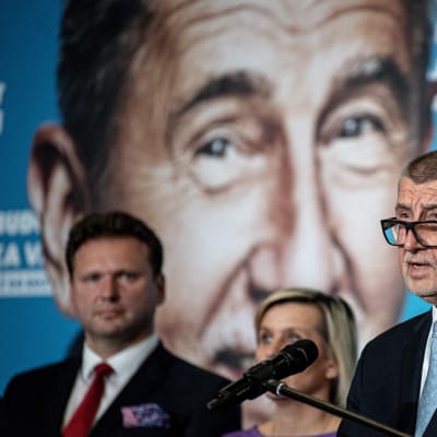 Tjeckiens premiärminister Andrej Babis talar fråmför ett väldigt foto på sig själv.