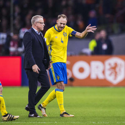 Andreas Granqvist och Janne Andersson diskuterar.
