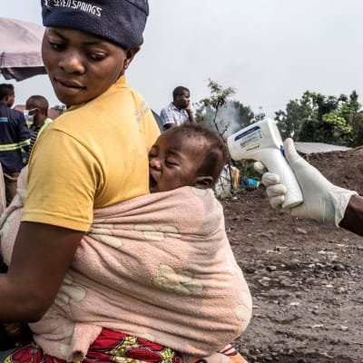 Spädbarn testas för ebolavirus i Kongo-Kinshasa. 