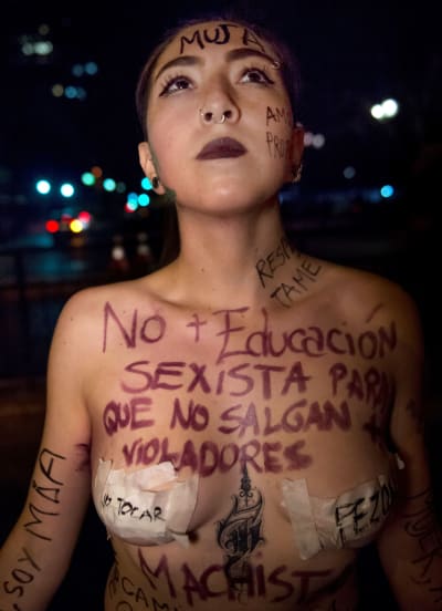 Demonstrant i Santiago mot sexism inom studielivet.