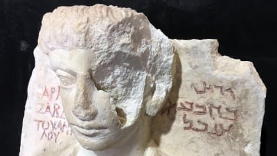 En byst från den antika staden Palmyra i Syrien, som ockuperades av IS som förstört flera viktiga lämningar från staden.