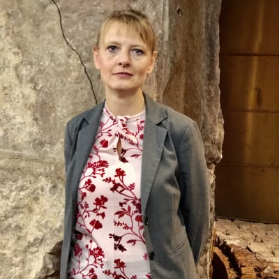 Kristina Sandklef fotograferad på Hanaholmen framför bergsvägg.