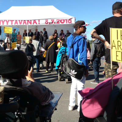 Bild från demonstrationen mot konkurrensutsättning av tjänster för personer med funktionsnedsättning.
