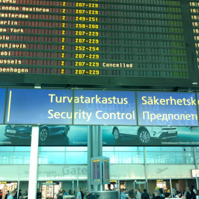Säkerhetskontroll vid Helsingfors-Vanda flygplats.