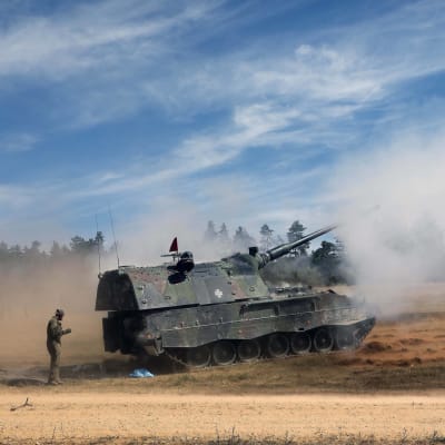 Det mobila artillerisystemet Panzerhaubitze 2000 har utvecklats för den tyska armén och hör till de mest kraftfulla artillerisystemen som används. År 2022 har Tyskland levererat 10 vagnar till Ukraina.