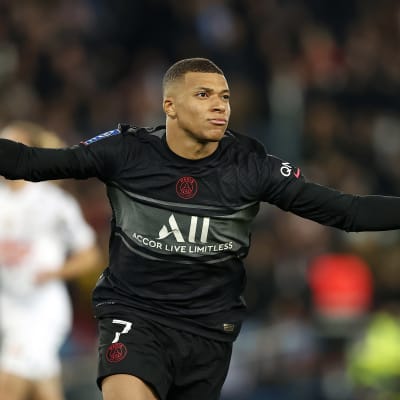 Kylian Mbappe tuulettaa maalia. 