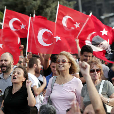 Flera demonstrerade under Gezi-parkens öppningsceremoni.