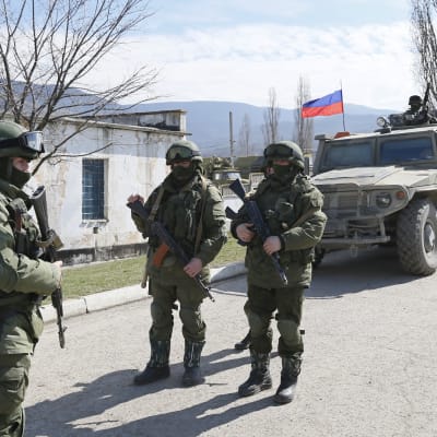 Beväpnade män i militärunirform utanför Simferopol