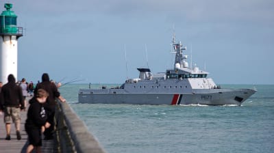 Räddningsbåt på havet utanför Calais .