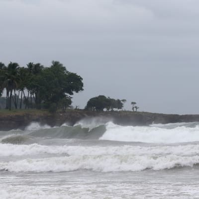 Vågor slår mot en strand i Haitis grannland, Dominikanska republiken den 3 oktober 2016.