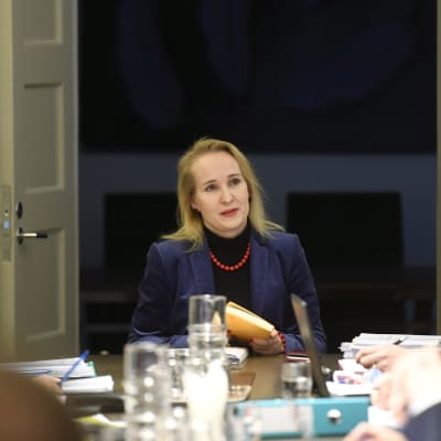 Riksförlikningsman Minna Helle förhandlar med finansbranschen. 
