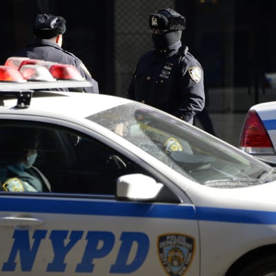 Arkivbild. Polisbil och poliser i New York.
