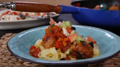 Grekiska lammköttbullar med tomatsås och grekisk sallad