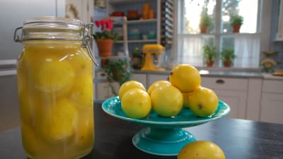 En burk med marockanska inlagda citroner