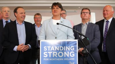 DUP-ledaren Arlene Foster talar på en presskonferens i Belfast på lördagen 9.6.2017.