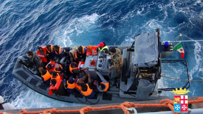 Italienska ksutbevakningens båt med räddade migranter ombord