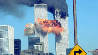 Lentokoneen aiheuttama räjähdys WTC tornissa.