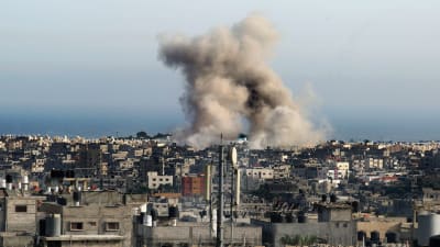Rök stiger efter israelisk kommandoräd i Gaza den 12 juli.