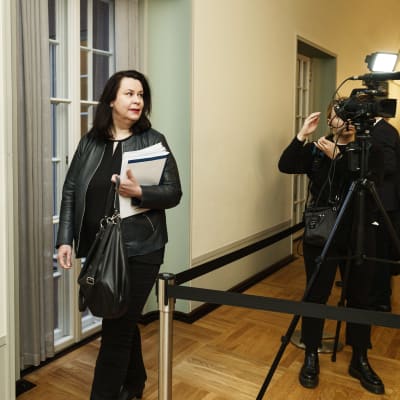 En kvinna framför en tv-kamera.