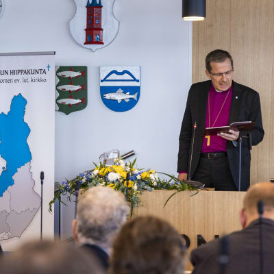 Barentsin hiippakunnat kokoontuivat Torniossa seminaarissa. Edessä lukee Oulun evankelis-luterilainen hiippakunnan piispa Jukka Kuusela.