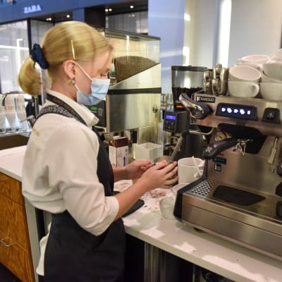 Kahvilan myyjä Amanda Westerberg työssä.