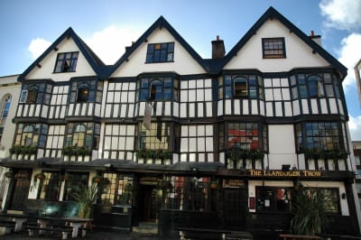 Puben Llangdoer Trow i Bristol där Daniel Defoe påstås ha träffat sjömannen Alexander Selkirk som blev förebilden till Robinson Crusoe.
