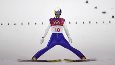 Janne Ahonen efter landning i lilla backen i OS i Pyeongchang.