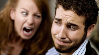 Berusad kvinna skriker åt man som ser illa berörd ut
