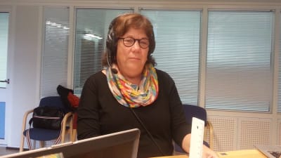 Camilla Berggren svarar på lyssnarnas frågor i studion i Vasa