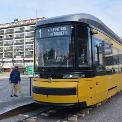 Spårvagn på Salutorget i Åbo.