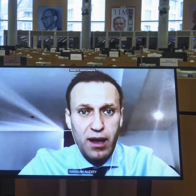 Aleksei Navalnyj på en storbildskärm i ett tomt europaprlament.