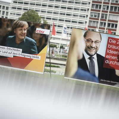 Valreklamer för Angela Merkel och Martin Schulz i Berlin inför det tyska förbundsdagsvalet i september 2017.
