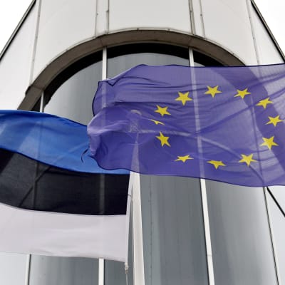 Estlands och EU:s flaggor vajar i vinden i Tallinn den 30 juni 2017.