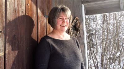 Maria Lindh-Hindsberg i vintersolsken i Sibbo i februari 2023.