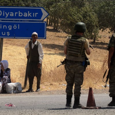 Turkiska soldater väntar vid Diyarbakir.