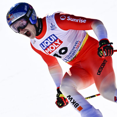Marco Odermatt jublar efter bärgat VM-guld.