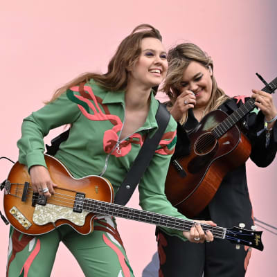 First Aid Kits Johanna och Klara spelar gitarr på konsert.