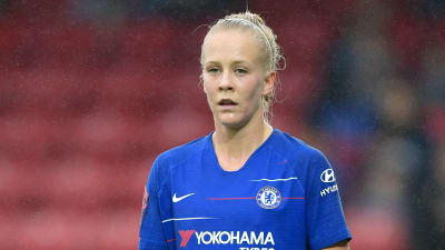 Fotbollsspelaren Adelina Engman i matchdress.