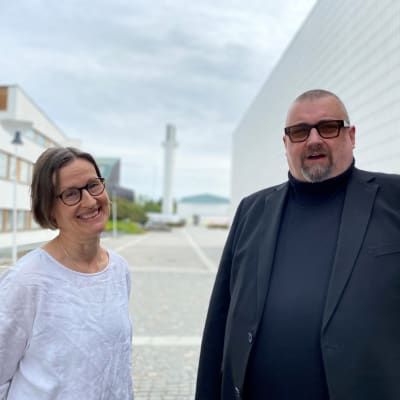 Museoviraston arkkitehti Nina Svartström ja Alvar Aalto säätiön toimitusjohtaja Tommi Lindh seisovat Seinäjoella Aalto keskuksen pihamaalla.