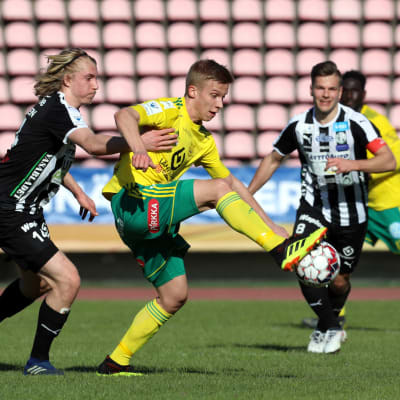 Spelare från VPS och Ilves kämpar om bollen.