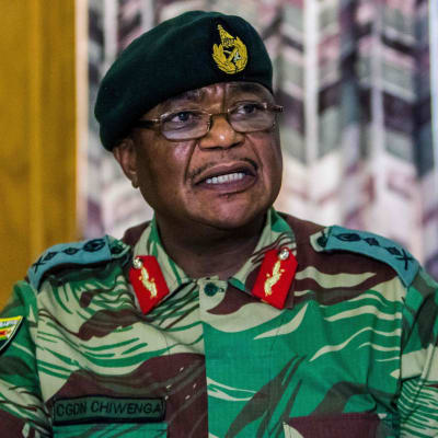 Zimbabwes arméchef general Constantino Chiwenga varnade på måndagen för att armén kan tvingas agera om inte "utrensningarna" inom det styrande partiet Zanu-PF upphör. 