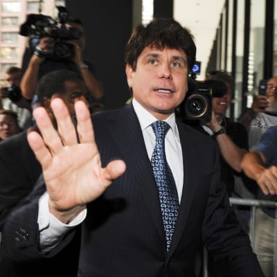 Rod Blagojevich håller upp hand mot kamera.