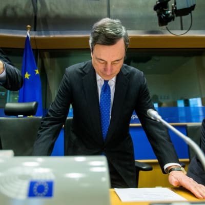 ECB-bossen Mario Draghi hörs av Europaparlaments kommitté