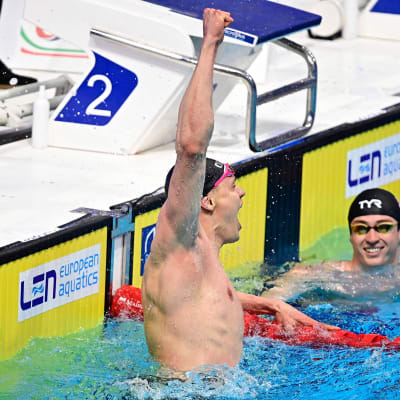 Ari-Pekka Liukkonen firar EM-guld.