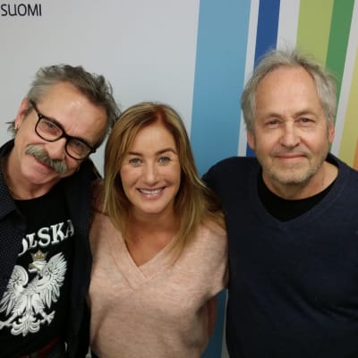 Freeman, Milana ja Arto Vilkko seisomassa Radio Suomen tunnuksen edessä