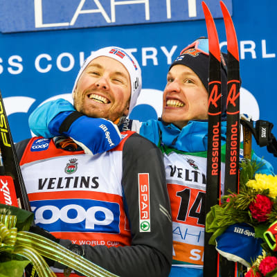 Iivo Niskanen bråkar med Emil Iversen på podiet.