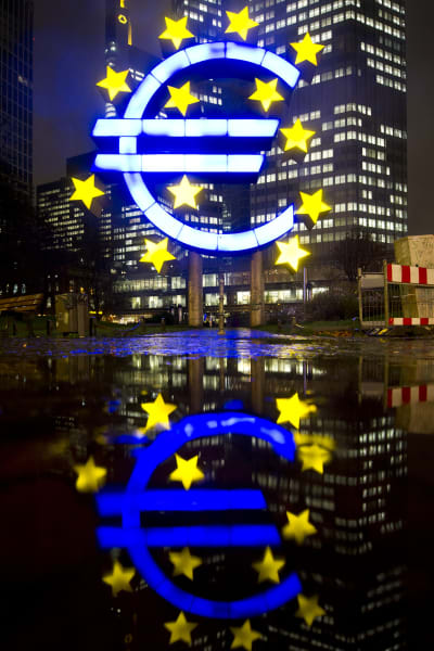 Eurosymbolen avspeglas i vatten utanför ECB-byggnaden