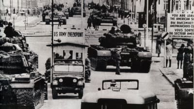 Stridsvagnar vid Checkpoint Charlie i Berlin 1961.